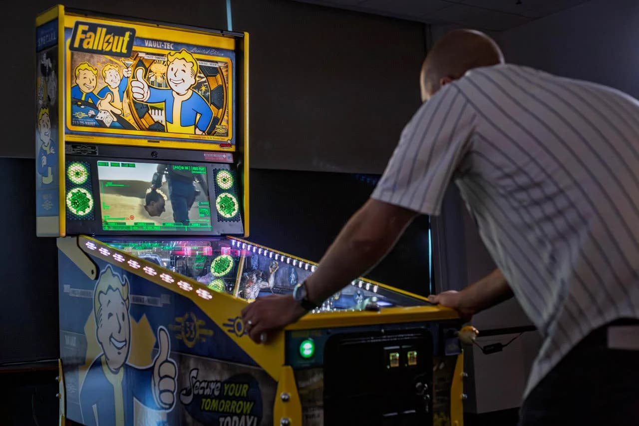 Paul Melio at the Fallout Limited Edition, yellow Vault-Tec cabinet, Vault Boys on the backglass