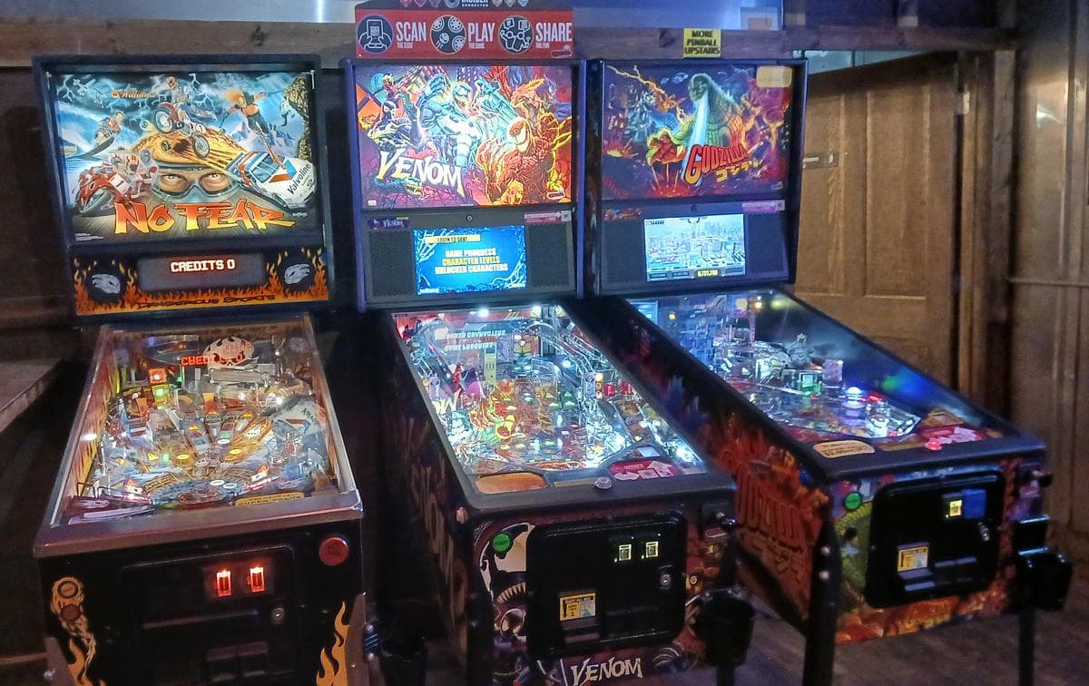 Starland Lounge & Lanes photo 1
