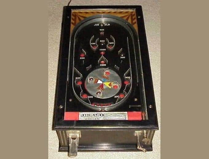 Jig-alo Electro-Ball countertop pinball machine, its spinning disc at the centre of the playfield, Electro-Ball Company, Incorporated, 1932