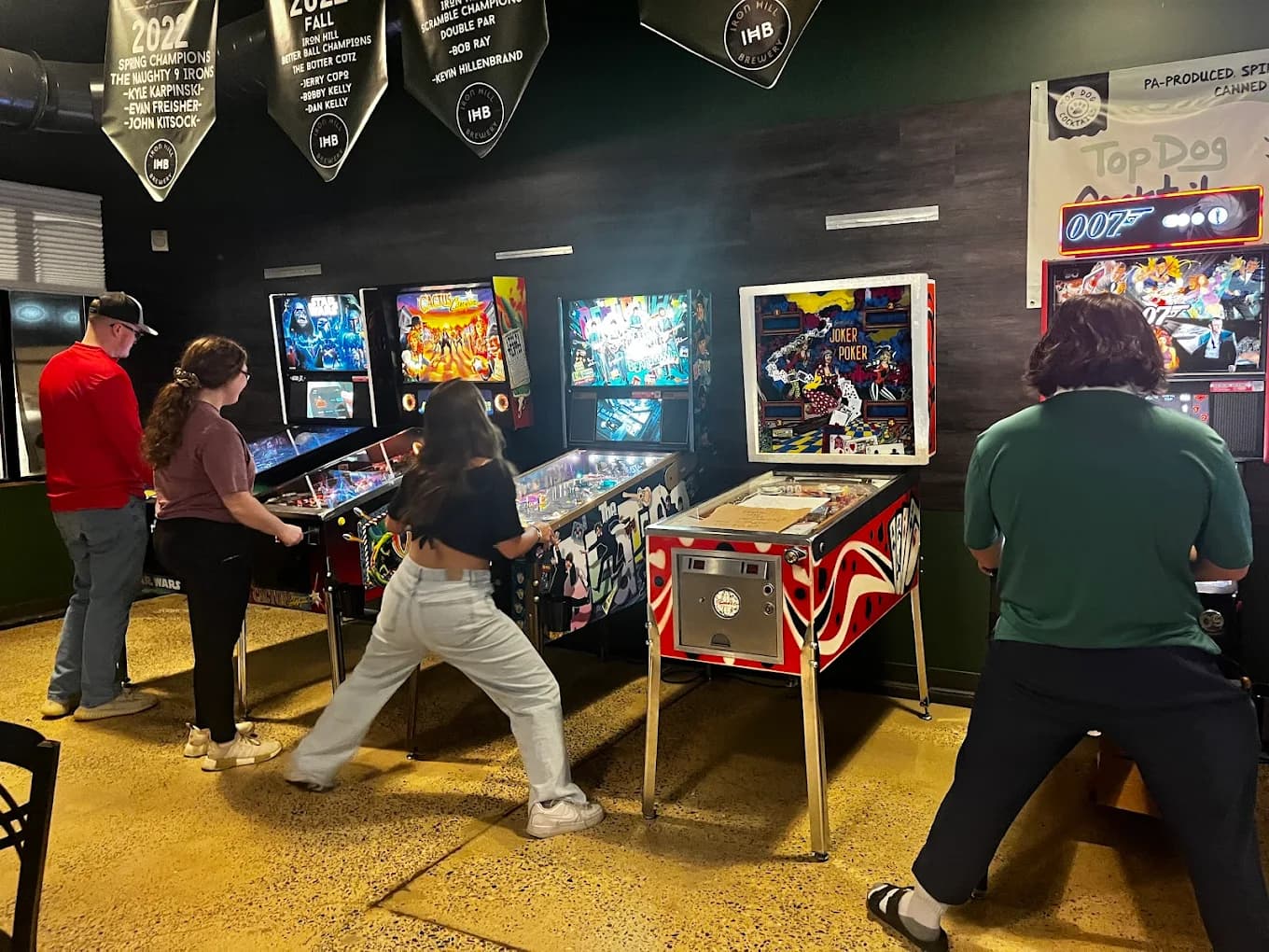 Clubhouse Sports Bar featuring X-Golf