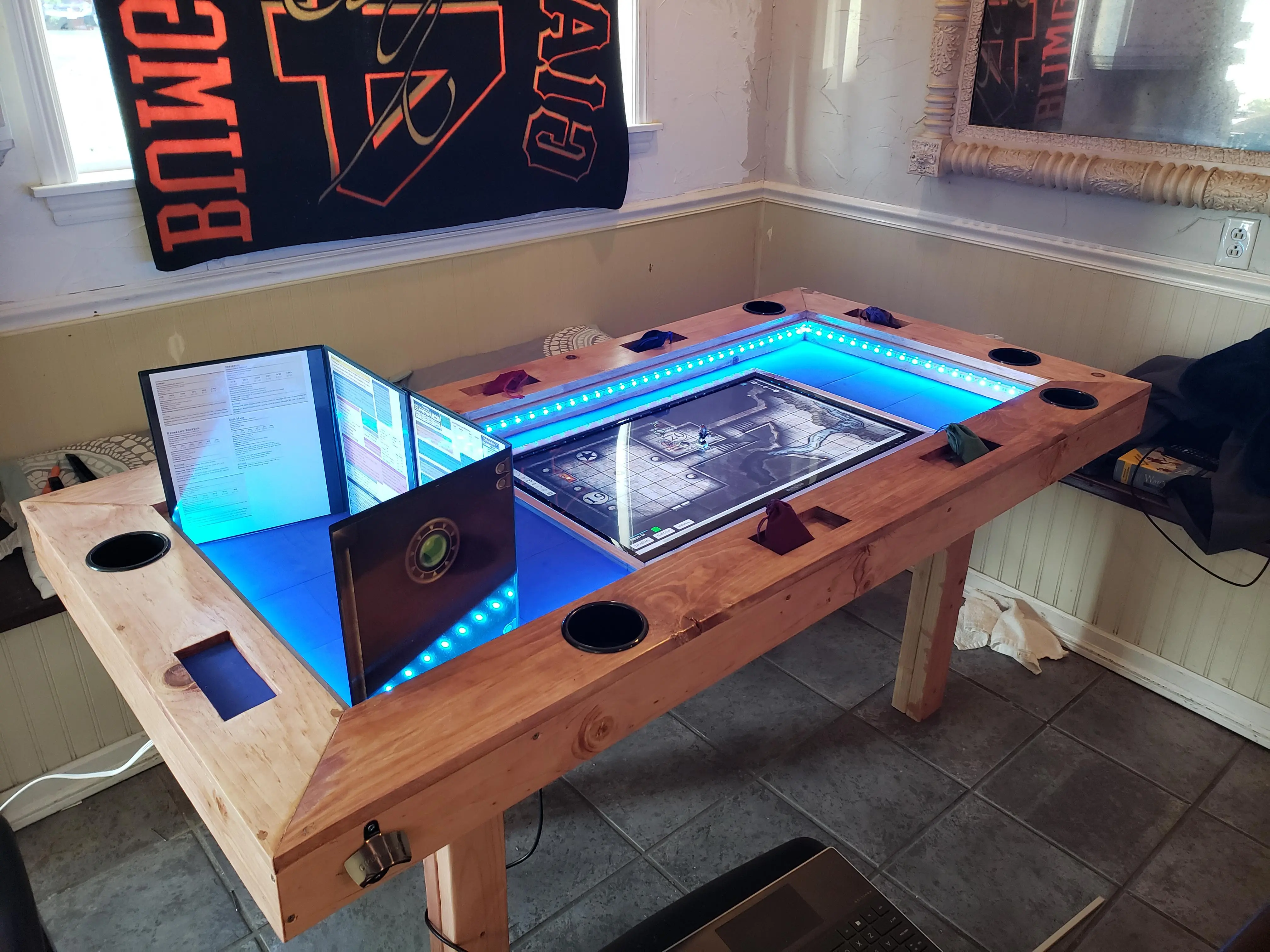 dnd table with integrated screen
