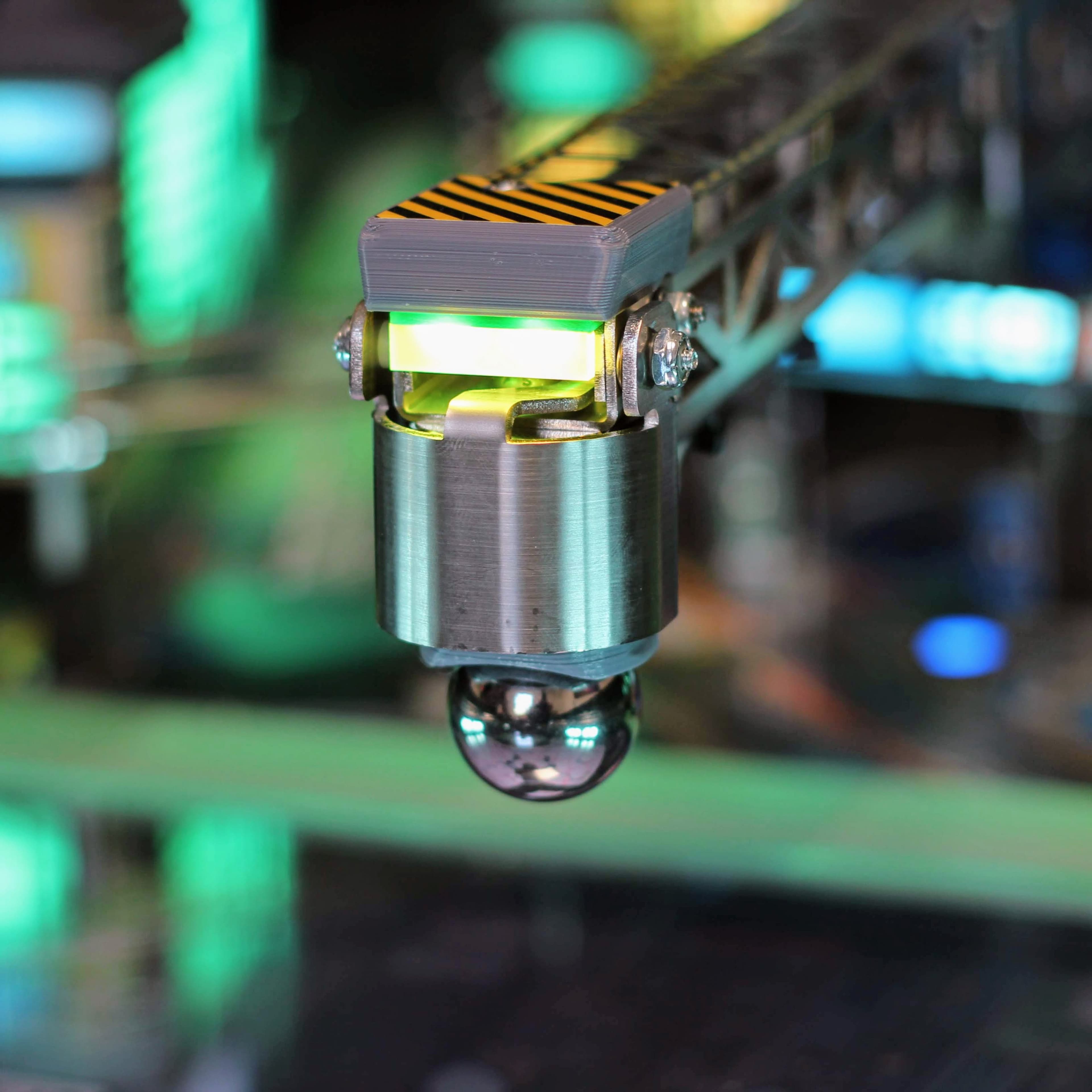 Metallic industrial machine component with reflective spherical joint