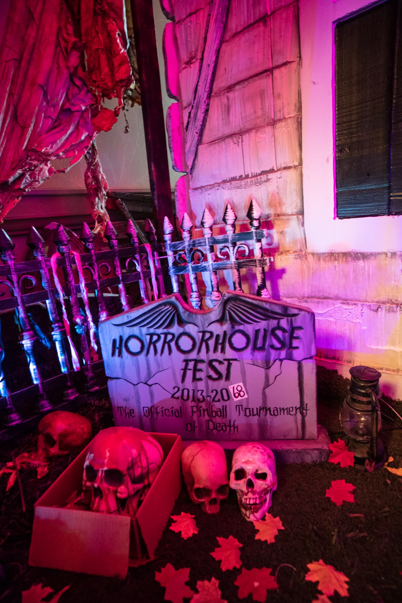 Spooky Horrorhouse Fest sign with skulls and pink lighting